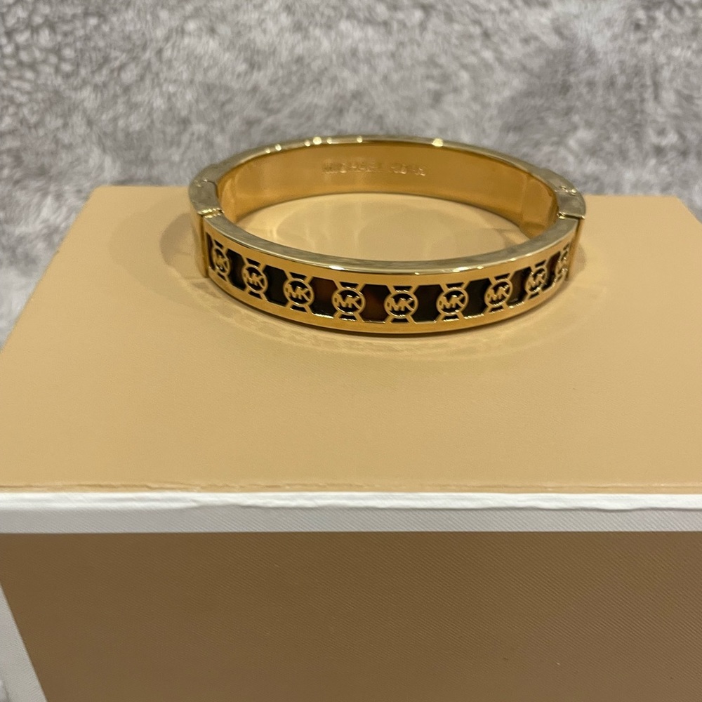 Michael kors bracelet, new.
